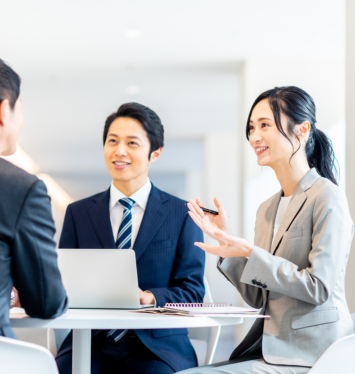 ビジネスの場で談笑する様子